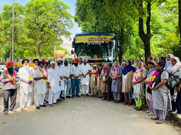 ਬੰਸ ਰਵਾਨਾ ਕਰਦੇ ਹੋਏ ਵਿਧਾਇਕ ਕੁਲਜੀਤ ਸਿੰਘ ਰੰਧਾਵਾ ਤੇ ਹੋਰ। ਬੰਸ ਰਵਾਨਾ ਕਰਦੇ ਹੋਏ ਵਿਧਾਇਕ ਕੁਲਜੀਤ ਸਿੰਘ ਰੰਧਾਵਾ ਤੇ ਹੋਰ।