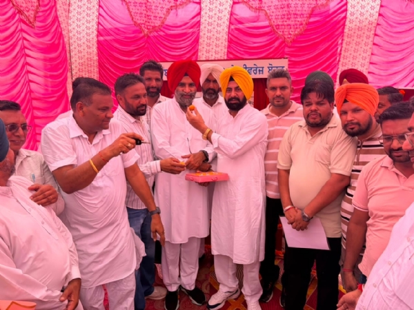 ਜਲ ਸੋਧਕ ਪਲਾਂਟ ਦਾ ਨਿਰਮਾਣ ਕਾਰਜ ਸ਼ੁਰੂ ਕਰਵਾਉਂਦੇ ਹੋਏ ਸ਼ੁਤਰਾਣਾ ਦੇ ਵਿਧਾਇਕ ਕੁਲਵੰਤ ਸਿੰਘ ਬਾਜ਼ੀਗਰ ਤੇ ਚੇਅਰਮੈਨ ਸੰਨੀ ਸਿੰਘ ਆਹਲੂਵਾਲੀਆ। ਜਲ ਸੋਧਕ ਪਲਾਂਟ ਦਾ ਨਿਰਮਾਣ ਕਾਰਜ ਸ਼ੁਰੂ ਕਰਵਾਉਂਦੇ ਹੋਏ ਸ਼ੁਤਰਾਣਾ ਦੇ ਵਿਧਾਇਕ ਕੁਲਵੰਤ ਸਿੰਘ ਬਾਜ਼ੀਗਰ ਤੇ ਚੇਅਰਮੈਨ ਸੰਨੀ ਸਿੰਘ ਆਹਲੂਵਾਲੀਆ।