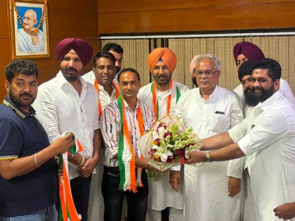 ਆਪ ਦੇ ਆਗੂਆਂ ਨੂੰ ਕਾਂਗਰਸ ਪਾਰਟੀ ’ਚ ਸ਼ਾਮਲ ਕਰਦੇ ਹੋਏ ਬਘੇਲ, ਵੜਿੰਗ ਤੇ ਹੋਰ। ਆਪ ਦੇ ਆਗੂਆਂ ਨੂੰ ਕਾਂਗਰਸ ਪਾਰਟੀ ’ਚ ਸ਼ਾਮਲ ਕਰਦੇ ਹੋਏ ਬਘੇਲ, ਵੜਿੰਗ ਤੇ ਹੋਰ।