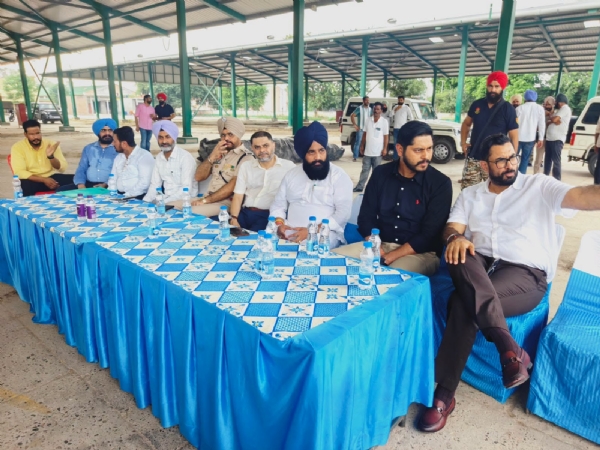 ਸਮਾਗਮ ਦੀਆਂ ਤਿਆਰੀਆਂ ਸਬੰਧੀ ਚਰਚਾ ਕਰਦੇ ਹੋਏ ਵਿਧਾਇਕ ਦਲਬੀਰ ਸਿੰਘ ਟੌਂਗ, ਸ਼ੈਰੀ ਕਲਸੀ ਅਤੇ ਡਿਪਟੀ ਕਮਿਸ਼ਨਰ ਦਲਵਿੰਦਰਜੀਤ ਸਿੰਘ ਤੇ ਹੋਰ। ਸਮਾਗਮ ਦੀਆਂ ਤਿਆਰੀਆਂ ਸਬੰਧੀ ਚਰਚਾ ਕਰਦੇ ਹੋਏ ਵਿਧਾਇਕ ਦਲਬੀਰ ਸਿੰਘ ਟੌਂਗ, ਸ਼ੈਰੀ ਕਲਸੀ ਅਤੇ ਡਿਪਟੀ ਕਮਿਸ਼ਨਰ ਦਲਵਿੰਦਰਜੀਤ ਸਿੰਘ ਤੇ ਹੋਰ।