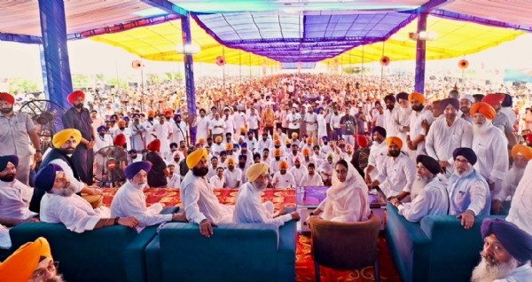 ਲੌਂਗੋਵਾਲ ਵਿੱਚ ਕਰਵਾਈ ਕਾਨਫਰੰਸ ਦੌਰਾਨ ਸੰਸਦ ਮੈਂਬਰ ਹਰਸਿਮਰਤ ਕੌਰ ਬਾਦਲ, ਬਿਕਰਮ ਸਿੰਘ ਮਜੀਠੀਆ, ਬਲਵਿੰਦਰ ਸਿੰਘ ਭੂੰਦੜ, ਸਿਕੰਦਰ ਸਿੰਘ ਮਲੂਕਾ ਤੇਹੋਰ।