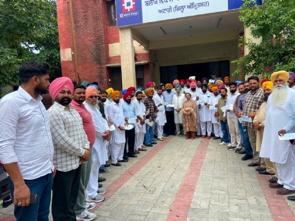 ਚੈੱਕ ਵੰਡਦੇ ਹੋਏ ਵਿਧਾਇਕ ਜਸਵਿੰਦਰ ਸਿੰਘ ਰਮਦਾਸ। ਚੈੱਕ ਵੰਡਦੇ ਹੋਏ ਵਿਧਾਇਕ ਜਸਵਿੰਦਰ ਸਿੰਘ ਰਮਦਾਸ।