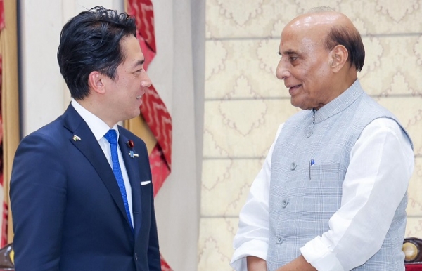 ਰੱਖਿਆ ਮੰਤਰੀ ਰਾਜਨਾਥ ਸਿੰਘ ਨਵੀਂ ਦਿੱਲੀ ਵਿੱਚ ਜਾਪਾਨੀ ਰੱਖਿਆ ਮੰਤਰੀ ਸ਼ਿੰਜੀਰੋ ਕੋਇਜ਼ੁਮੀ ਦਾ ਸਵਾਗਤ ਕਰਦੇ ਹੋਏ