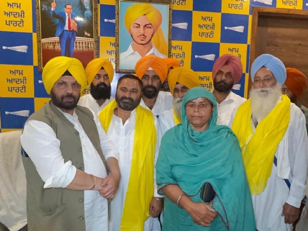 ਸਹਿਕਾਰੀ ਸਭਾ ਦੇ ਨਵੇਂ ਚੁਣੇ ਮੈਂਬਰਾਂ ਦਾ ਸਨਮਾਨ ਕਰਦੇ ਹੋਏ ਮੰਤਰੀ ਹਰਭਜਨ ਸਿੰਘ ਈ.ਟੀ.ਓ.। ਸਹਿਕਾਰੀ ਸਭਾ ਦੇ ਨਵੇਂ ਚੁਣੇ ਮੈਂਬਰਾਂ ਦਾ ਸਨਮਾਨ ਕਰਦੇ ਹੋਏ ਮੰਤਰੀ ਹਰਭਜਨ ਸਿੰਘ ਈ.ਟੀ.ਓ.।