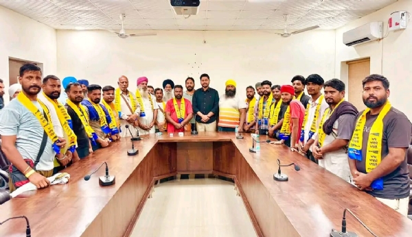 ਆਪ ’ਚ ਸ਼ਾਮਲ ਕਰਦੇ ਹੋਏ ਪੰਜਾਬ ਦੇ ਕਾਰਜਕਾਰੀ ਪ੍ਰਧਾਨ ਅਤੇ ਵਿਧਾਇਕ ਸ਼ੈਰੀ ਕਲਸੀ ਆਪ ’ਚ ਸ਼ਾਮਲ ਕਰਦੇ ਹੋਏ ਪੰਜਾਬ ਦੇ ਕਾਰਜਕਾਰੀ ਪ੍ਰਧਾਨ ਅਤੇ ਵਿਧਾਇਕ ਸ਼ੈਰੀ ਕਲਸੀ