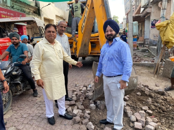 ਸੜਕ ਬਣਾਉਣ ਦਾ ਉਦਘਾਟਨ ਕਰਦੇ ਪਟਿਆਲਾ ਦੇ ਵਿਧਾਇਕ ਅਜੀਤਪਾਲ ਸਿੰਘ ਕੋਹਲੀ ਅਤੇ ਮੇਅਰ ਕੁੰਦਨ ਗੋਗੀਆ। ਸੜਕ ਬਣਾਉਣ ਦਾ ਉਦਘਾਟਨ ਕਰਦੇ ਪਟਿਆਲਾ ਦੇ ਵਿਧਾਇਕ ਅਜੀਤਪਾਲ ਸਿੰਘ ਕੋਹਲੀ ਅਤੇ ਮੇਅਰ ਕੁੰਦਨ ਗੋਗੀਆ।