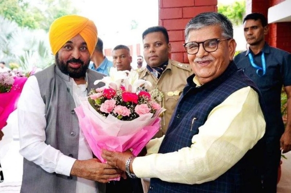 ਪੰਜਾਬ ਦੇ ਮੁੱਖ ਮੰਤਰੀ ਭਗਵੰਤ ਮਾਨ ਤੇ ਪੰਜਾਬ ਰਾਜਪਾਲ ਗੁਲਾਬ ਚੰਦ ਕਟਾਰੀਆ ਦੀ ਫਾਈਲ ਫੋਟੋ। ਪੰਜਾਬ ਦੇ ਮੁੱਖ ਮੰਤਰੀ ਭਗਵੰਤ ਮਾਨ ਤੇ ਪੰਜਾਬ ਰਾਜਪਾਲ ਗੁਲਾਬ ਚੰਦ ਕਟਾਰੀਆ ਦੀ ਫਾਈਲ ਫੋਟੋ।