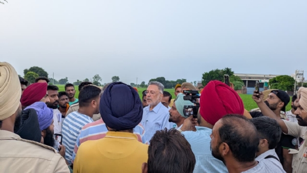 ਪਿੰਡ ਕਸਿਆਣਾ ਵਿਖੇ ਮੰਤਰੀ ਡਾ. ਬਲਬੀਰ ਸਿੰਘ ਪਿੰਡ ਵਾਸੀਆਂ ਦੇ ਸਹਿਯੋਗ ਨਾਲ ਨਸ਼ਾ ਤਸਕਰ ਨੂੰ ਕਾਬੂ ਕਰਨ ਸਮੇਂ।