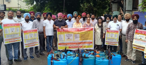 ਅੰਮ੍ਰਿਤਸਰ ਸ਼ਹਿਰ ਵਿੱਚ ਡੇਂਗੂ ਦੀ ਰੋਕਥਾਮ ਲਈ ਚਲਾਈ ਮੁਹਿੰਮ ਦੌਰਾਨ ਸਿਹਤ ਵਿਭਾਗ ਦੀ ਟੀਮ।