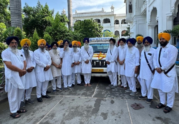 ਲੰਗਰ ਸੇਵਾ ਲਈ ਭੇਟ ਕੀਤੀ ਗੱਡੀ ਬਾਰੇ ਜਾਣਕਾਰੀ ਦਿੰਦੇ ਹੋਏ ਸ਼੍ਰੋਮਣੀ ਕਮੇਟੀ ਮੈਂਬਰ।
