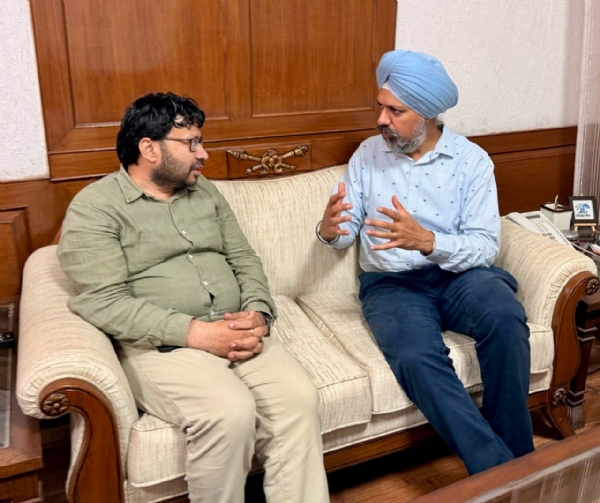 ਮੰਤਰੀ ਰਵਜੋਤ ਸਿੰਘ ਨਾਲ ਮੁਲਾਕਾਤ ਕਰਦੇ ਹੋਏ ਯੂ.ਕੇ. ਦੇ ਸੰਸਦ ਮੈਂਬਰ ਤਨਮਨਜੀਤ ਸਿੰਘ ਢੇਸੀ।
