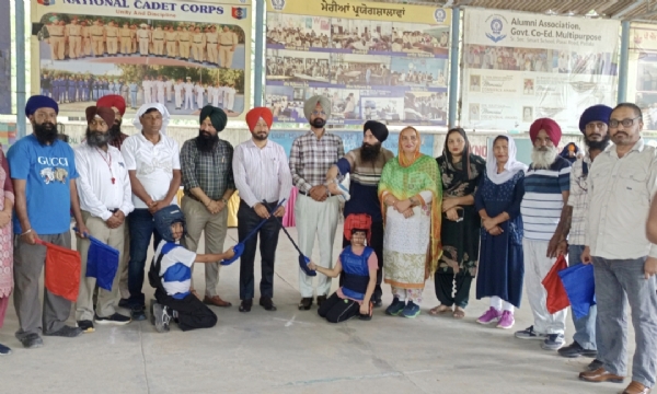 ਮੁਕਾਬਲੇ ਦੀ ਸ਼ੁਰੂਆਤ ਕਰਵਾਉਂਦੇ ਹੋਏ ਪ੍ਰਬੰਧਕ।