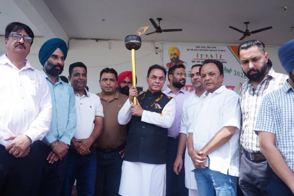 ‘ਖੇਡਾਂ ਵਤਨ ਪੰਜਾਬ ਦੀਆਂ-2026’ ਦੀ ਮਸ਼ਾਲ ਰਸੀਵ ਕਰਦੇ ਹੋਏ ਮੈਂਬਰ ਪਾਰਲੀਮੈਂਟ ਡਾ. ਰਾਜ ਕੁਮਾਰ ਚੱਬੇਵਾਲ। ‘ਖੇਡਾਂ ਵਤਨ ਪੰਜਾਬ ਦੀਆਂ-2026’ ਦੀ ਮਸ਼ਾਲ ਰਸੀਵ ਕਰਦੇ ਹੋਏ ਮੈਂਬਰ ਪਾਰਲੀਮੈਂਟ ਡਾ. ਰਾਜ ਕੁਮਾਰ ਚੱਬੇਵਾਲ।