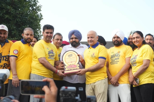 ਜੇਤੂ ਦਾ ਸਨਮਾਨ ਕਰਦੇ ਹੋਏ ਮਨੀਸ਼ ਸਿਸੋਦੀਆ ਤੇ ਰਾਜਬੀਰ ਸਿੰਘ ਘੁੰਮਣ।