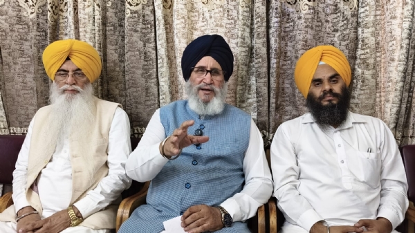 ਸਾਬਕਾ ਸਿੱਖਿਆ ਮੰਤਰੀ ਡਾ. ਦਲਜੀਤ ਸਿੰਘ ਚੀਮਾ ਜਾਣਕਾਰੀ ਦਿੰਦੇ ਹੋਏ।