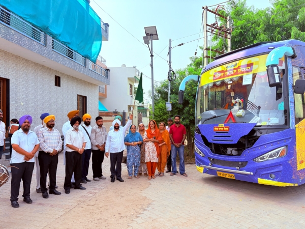 ਵਿਧਾਇਕ ਕੁਲਵੰਤ ਸਿੰਘ ਬੱਸ ਰਵਾਨਾ ਕਰਦੇ ਹੋਏ।