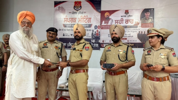 ਮੋਬਾਇਲ ਫੋਟ ਨੂੰ ਅਸਲ ਮਾਲਕ ਨੂੰ ਦਿੰਦੇ ਹੋਏ ਐੱਸਐੱਸਪੀ ਬਟਾਲਾ ਡਾ. ਮਹਿਤਾਬ ਸਿੰਘ।