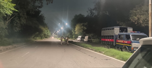 आईईडी मिलने के बाद बस अड्डे की तरफ जाने वाले रास्तों पर तैनात पुलिस आईईडी मिलने के बाद बस अड्डे की तरफ जाने वाले रास्तों पर तैनात पुलिस