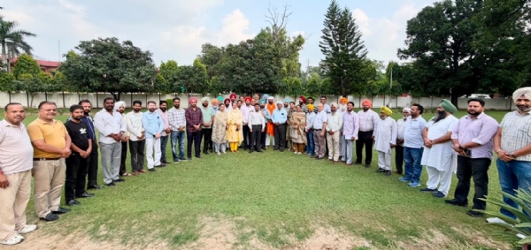 ਜਿਲ੍ਹਾ ਪਟਿਆਲਾ ਸ਼ਹਿਰੀ ਪ੍ਰਧਾਨ ਨਵਲਦੀਪ ਸਿੰਘ ਦਾ ਸਨਮਾਨ ਕਰਦੇ ਹੋਏ ਪਟਿਆਲਾ ਤੋਂ ਵਿਧਾਇਕ ਅਜੀਤਪਾਲ ਸਿੰਘ ਕੋਹਲੀ ਅਤੇ ਮੇਅਰ ਕੁੰਦਨ ਗੋਗੀਆ।