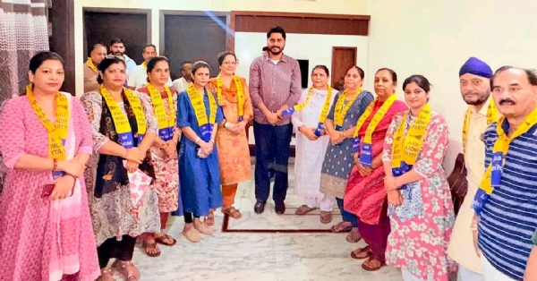 ਪਰਿਵਾਰਾਂ ਨੂੰ ਆਮ ਆਦਮੀ ਪਾਰਟੀ ਵਿੱਚ ਸ਼ਾਮਲ ਕਰਦੇ ਹੋਏ ਵਿਧਾਇਕ ਸ਼ੈਰੀ ਕਲਸੀ।