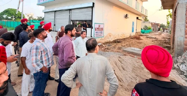 ਵਿਧਾਇਕ ਸ਼ੈਰੀ ਕਲਸੀ ਨੇ ਬਟਾਲਾ ਸ਼ਹਿਰ ਅੰਦਰ ਚੱਲ ਰਹੇ ਵਿਕਾਸ ਕਾਰਜ ਦਾ ਲਿਆ ਜਾਇਜ਼ਾ ਲੈਂਦੇ ਹੋਏ।