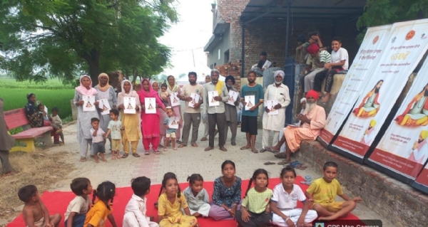 ਸ੍ਰੀ ਗੁਰੂ ਰਵਿਦਾਸ ਜੀ ਦੀ ਵਿਸ਼ੇਸ਼ ਦਸਤਾਵੇਜ਼ੀ ਦੇਖਦੇ ਹੋਏ ਪਿੰਡ ਵਾਸੀ।