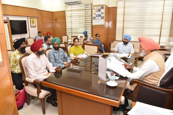 ਮੁਲਾਜ਼ਮ ਯੂਨੀਅਨਾਂ ਨਾਲ ਮੀਟਿੰਗ ਕਰਦੇ ਹੋਏ ਵਿੱਤ ਮੰਤਰੀ ਹਰਪਾਲ ਸਿੰਘ ਚੀਮਾ।