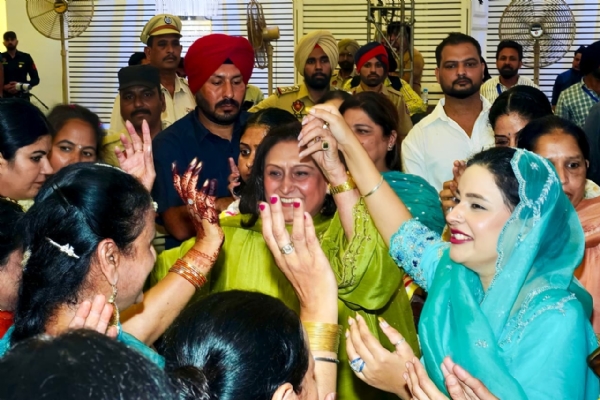 ਗਿੱਧਾ ਪਾਉਂਦੀਆਂ ਮੂਟਿਆਰਾਂ। ਗਿੱਧਾ ਪਾਉਂਦੀਆਂ ਮੂਟਿਆਰਾਂ।