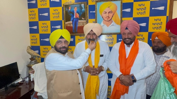 ਨਵ ਨਿਯੁਕਤ ਮਾਰਕੀਟ ਕਮੇਟੀਆਂ ਦੇ ਚੇਅਰਮੈਨ ਦਾ ਮੂੰਹ ਮਿੱਠਾ ਕਰਵਾਉਂਦੇ ਹੋਏ ਮੰਤਰੀ ਹਰਭਜਨ ਸਿੰਘ ਈਟੀਓ