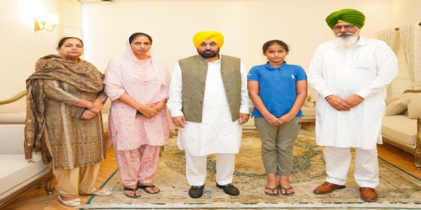 ਮਰਹੂੁਮ ਕਬੱਡੀ ਖਿਡਾਰੀ ਗੁਰਜੀਤ ਸਿੰਘ ਤੂਤ ਦੀ ਪਤਨੀ ਨੂੰ ਨੌਕਰੀ ਦਵੇਗੀ ਪੰਜਾਬ ਸਰਕਾਰ, ਮੁੱਖ ਮੰਤਰੀ ਨੇ ਪਰਿਵਾਰ ਨਾ ਕੀਤੀ ਮੁਲਾਕਾਤ