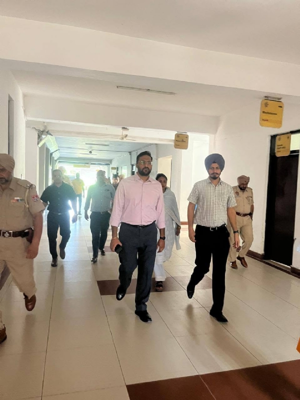 ਨੀਟ ਪੀਜੀ ਪ੍ਰੀਖਿਆ ਦੀਆਂ ਤਿਆਰੀਆਂ ਦਾ ਜਾਇਜਾ ਲੈਂਦੇ ਹੋਏ ਡਿਪਟੀ ਕਮਿਸ਼ਨਰ ਅਕਾਸ਼ ਬਾਂਸਲ।
