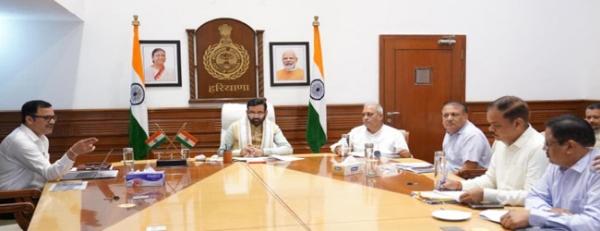 हरियाणा के मुख्यमंत्री अधिकारियों की बैठक लेते हुए