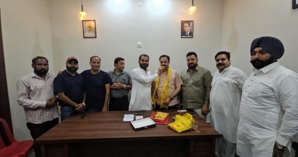 ਨਵ-ਨਿਯੁਕਤ ਮਾਰਕੀਟ ਕਮੇਟੀ ਤੇ ਇੰਪਰੂਵਮੈਂਟ ਟਰੱਸਟ ਦੇ ਚੇਅਰਮੈਨਾਂ ਦਾ ਮੂੰਹ ਮਿੱਠਾ ਕਰਵਾਉਂਦੇ ਹੋਏ ਵਿਧਾਇਕ ਨਰਿੰਦਰਪਾਲ ਸਿੰਘ ਸਵਨਾ।