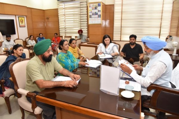 ਮੁਲਾਜ਼ਮ ਯੂਨੀਅਨਾਂ ਨਾਲ ਮੀਟਿੰਗ ਕਰਦੇ ਹੋਏ ਵਿੱਤ ਮੰਤਰੀ ਹਰਪਾਲ ਸਿੰਘ ਚੀਮਾ। ਮੁਲਾਜ਼ਮ ਯੂਨੀਅਨਾਂ ਨਾਲ ਮੀਟਿੰਗ ਕਰਦੇ ਹੋਏ ਵਿੱਤ ਮੰਤਰੀ ਹਰਪਾਲ ਸਿੰਘ ਚੀਮਾ।