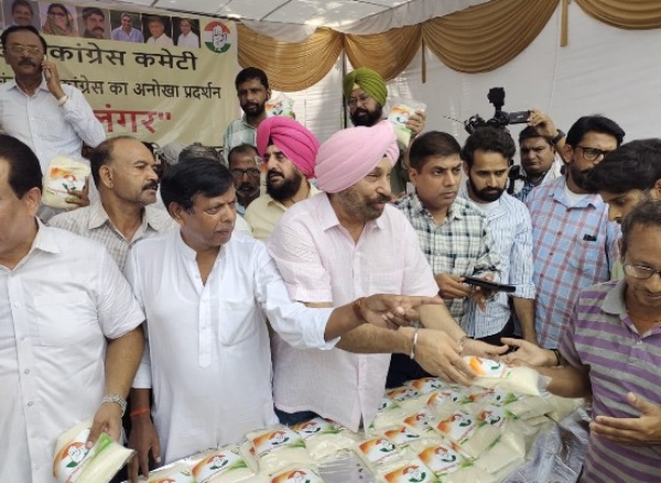 ਚੀਨੀ ਵੰਡਦੇ ਹੋਏ ਕਾਂਗਰਸੀ ਆਗੂ। ਚੀਨੀ ਵੰਡਦੇ ਹੋਏ ਕਾਂਗਰਸੀ ਆਗੂ।