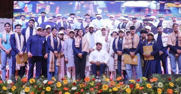 ਕਾਮਨਵੈਲਥ ਖਿਡਾਰੀਆਂ ਨੂੰ ਮੁੱਖ ਮੰਤਰੀ ਨਾਇਬ ਸੈਣੀ ਨੇ ਨਕਦ ਇਨਾਮ ਦਿੰਦੇ ਹੋਏ। ਕਾਮਨਵੈਲਥ ਖਿਡਾਰੀਆਂ ਨੂੰ ਮੁੱਖ ਮੰਤਰੀ ਨਾਇਬ ਸੈਣੀ ਨੇ ਨਕਦ ਇਨਾਮ ਦਿੰਦੇ ਹੋਏ।