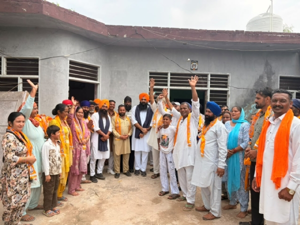 ਸ਼੍ਰੋਮਣੀ ਅਕਾਲੀ ਦਲ ’ਚ ਸ਼ਾਮਲ ਹੋਣ ਵਾਲਿਆਂ ਦਾ ਸਵਾਗਤ ਕਰਦੇ ਹੋਏ ਘਨੌਰ ਹਲਕਾ ਇੰਚਾਰਜ ਸਰਬਜੀਤ ਸਿੰਘ ਝਿੰਜਰ