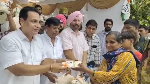 ਕਾਂਗਰਸ ਵੱਲੋਂ ਲਾਏ ਮੁਫ਼ਤ ਚੀਨੀ ਲੰਗਰ ਦੌਰਨ ਚੀਨੀ ਵੰਡਦੇ ਹੋਏ ਚੰਡੀਗੜ੍ਹ ਕਾਂਗਰਸ ਦੇ ਪ੍ਰਧਾਨ ਐਚ.ਐਸ. ਲੱਕੀ ਕਾਂਗਰਸ ਵੱਲੋਂ ਲਾਏ ਮੁਫ਼ਤ ਚੀਨੀ ਲੰਗਰ ਦੌਰਨ ਚੀਨੀ ਵੰਡਦੇ ਹੋਏ ਚੰਡੀਗੜ੍ਹ ਕਾਂਗਰਸ ਦੇ ਪ੍ਰਧਾਨ ਐਚ.ਐਸ. ਲੱਕੀ