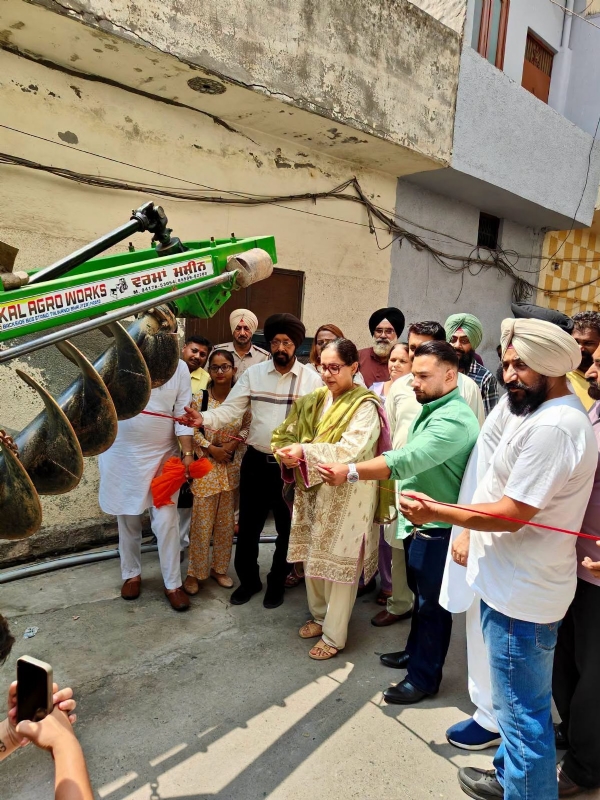 ਅੰਮ੍ਰਿਤਸਰ ਪੂਰਬੀ ਦੀ ਵਿਧਾਇਕਾ ਜੀਵਨਜੋਤ ਕੌਰ ਉਦਘਾਟਨ ਕਰਦੇ ਹੋਏ। ਅੰਮ੍ਰਿਤਸਰ ਪੂਰਬੀ ਦੀ ਵਿਧਾਇਕਾ ਜੀਵਨਜੋਤ ਕੌਰ ਉਦਘਾਟਨ ਕਰਦੇ ਹੋਏ।