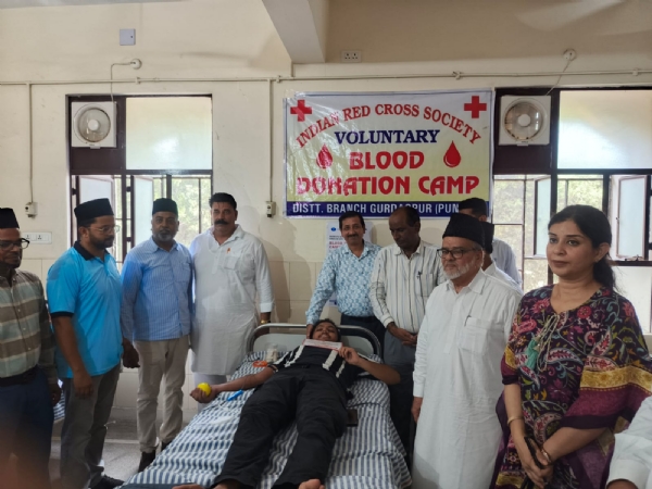 ਖੂਨਦਾਨ ਕਰਦੇ ਹੋਏ ਦਾਨੀ ਸੱਜਣ। ਖੂਨਦਾਨ ਕਰਦੇ ਹੋਏ ਦਾਨੀ ਸੱਜਣ।