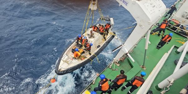 ਬੰਗਾਲ ਦੀ ਖਾੜੀ ਵਿੱਚ ਡੁੱਬੇ ਜਹਾਜ਼ ਦੇ 24 ਚਾਲਕ ਦਲ ਦੇ ਮੈਂਬਰਾਂ ਵਿੱਚੋਂ ਬਚਾਏ ਗਏ ਦੋ ਚੀਨੀ ਨਾਗਰਿਕਾਂ ਨੂੰ ਪਾਰਾਦੀਪ ਲਿਆਂਦਾ ਗਿਆ