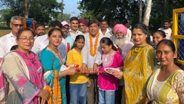 ਖੇਡ ਮੈਦਾਨ ਦਾ ਉਦਘਾਟਨ ਕਰਨ ਸਮੇਂ ਵਿਧਾਇਕ ਜਿੰਪਾ ਖੇਡ ਮੈਦਾਨ ਦਾ ਉਦਘਾਟਨ ਕਰਨ ਸਮੇਂ ਵਿਧਾਇਕ ਜਿੰਪਾ