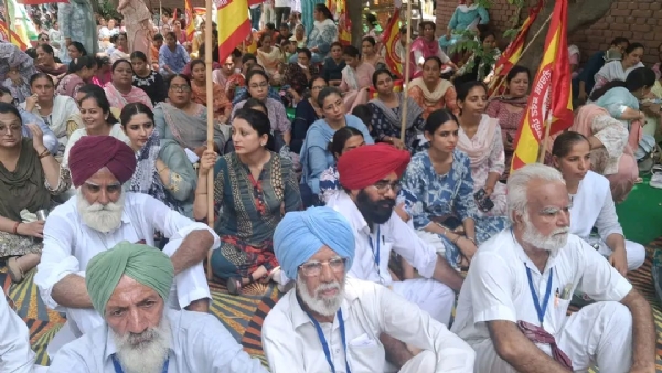 ਬਠਿੰਡਾ ’ਚ ਰੋਸ ਪ੍ਰਦਰਸ਼ਨ ਕਰਦੇ ਮੁਲਾਜ਼ਮ ਅਤੇ ਹੋਰ ਬਠਿੰਡਾ ’ਚ ਰੋਸ ਪ੍ਰਦਰਸ਼ਨ ਕਰਦੇ ਮੁਲਾਜ਼ਮ ਅਤੇ ਹੋਰ