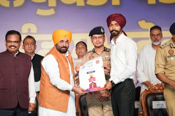 ਪੁਲਿਸ ਜਵਾਨ ਨੂੰ ਨਿਯੁਕਤੀ ਪੱਤਰ ਸੌਂਪਦੇ ਹੋਏ ਮੁੱਖ ਮੰਤਰੀ ਭਗਵੰਤ ਸਿੰਘ ਮਾਨ