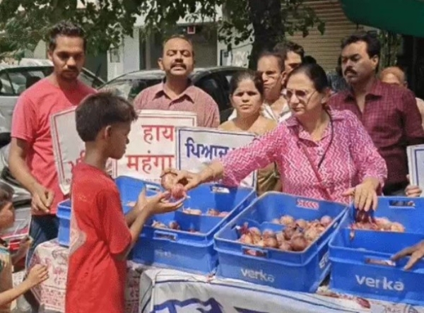 ਪਿਆਜ਼ ਵੰਡਦੇ ਹੋਏ ਕਾਂਗਰਸੀ ਆਗੂ।