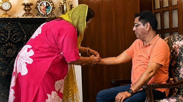 मंत्री अमन अरोड़ा बहन से राखी बंधवाते हुए मंत्री अमन अरोड़ा बहन से राखी बंधवाते हुए