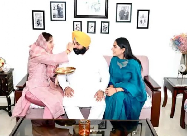मंत्री हरजोत सिंह बहन से राखी बंधवाते हुए मंत्री हरजोत सिंह बहन से राखी बंधवाते हुए