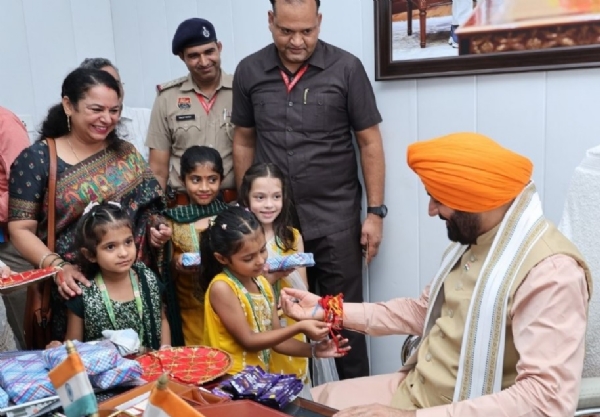 ਮੁੱਖ ਮੰਤਰੀ ਨਾਇਬ ਸਿੰਘ ਸੈਣੀ ਦੇ ਰੱਖੜੀ ਬੰਨਦੀਆਂ ਹੋਈਆਂ ਛੋਟੀਆਂ ਬੱਚੀਆਂ