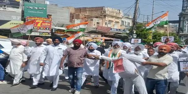 ਫਰੀਦਕੋਟ ’ਚ ਮਹਿੰਗਾਈ ਖ਼ਿਲਾਫ਼ ਕਾਂਗਰਸ ਦਾ ਰੋਸ ਮਾਰਚ, ਕੇਂਦਰ ਸਰਕਾਰ ਦਾ ਪੁਤਲਾ ਫੂਕਿਆ