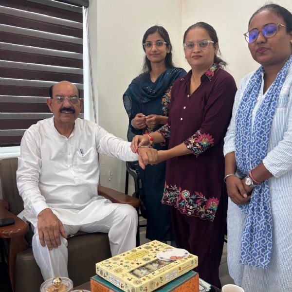 कैबिनेट मंत्री मोहिंदर भगत राखी बंधवाते हुए कैबिनेट मंत्री मोहिंदर भगत राखी बंधवाते हुए